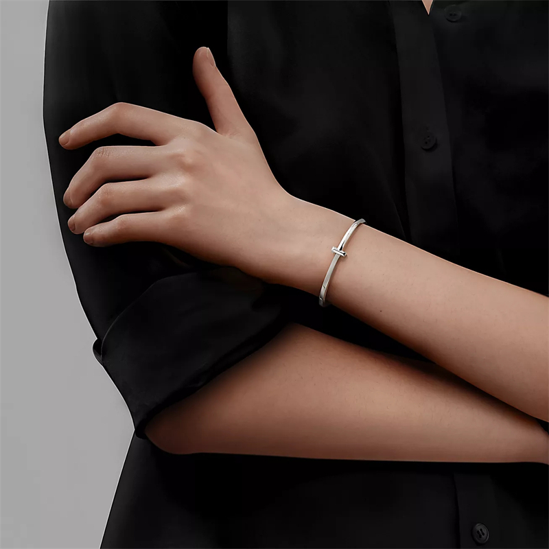 Le luxe européen et américain 18K vient de l'édition étroite classique populaire Smooth T1 Love Bracelet en argent 925 Bracelet de couple Cadeau d'anniversaire de mariage