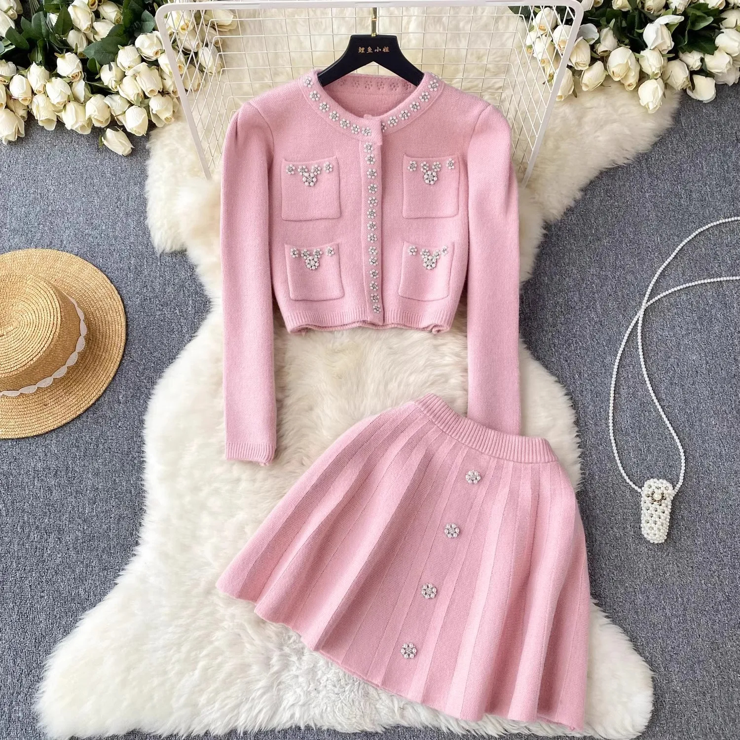 Robe deux pièces Petit parfum perles tricotées deux pièces ensembles boutons de fleurs pour femmes Cardigan brillant pull manteau cristal mini jupe costume 2024