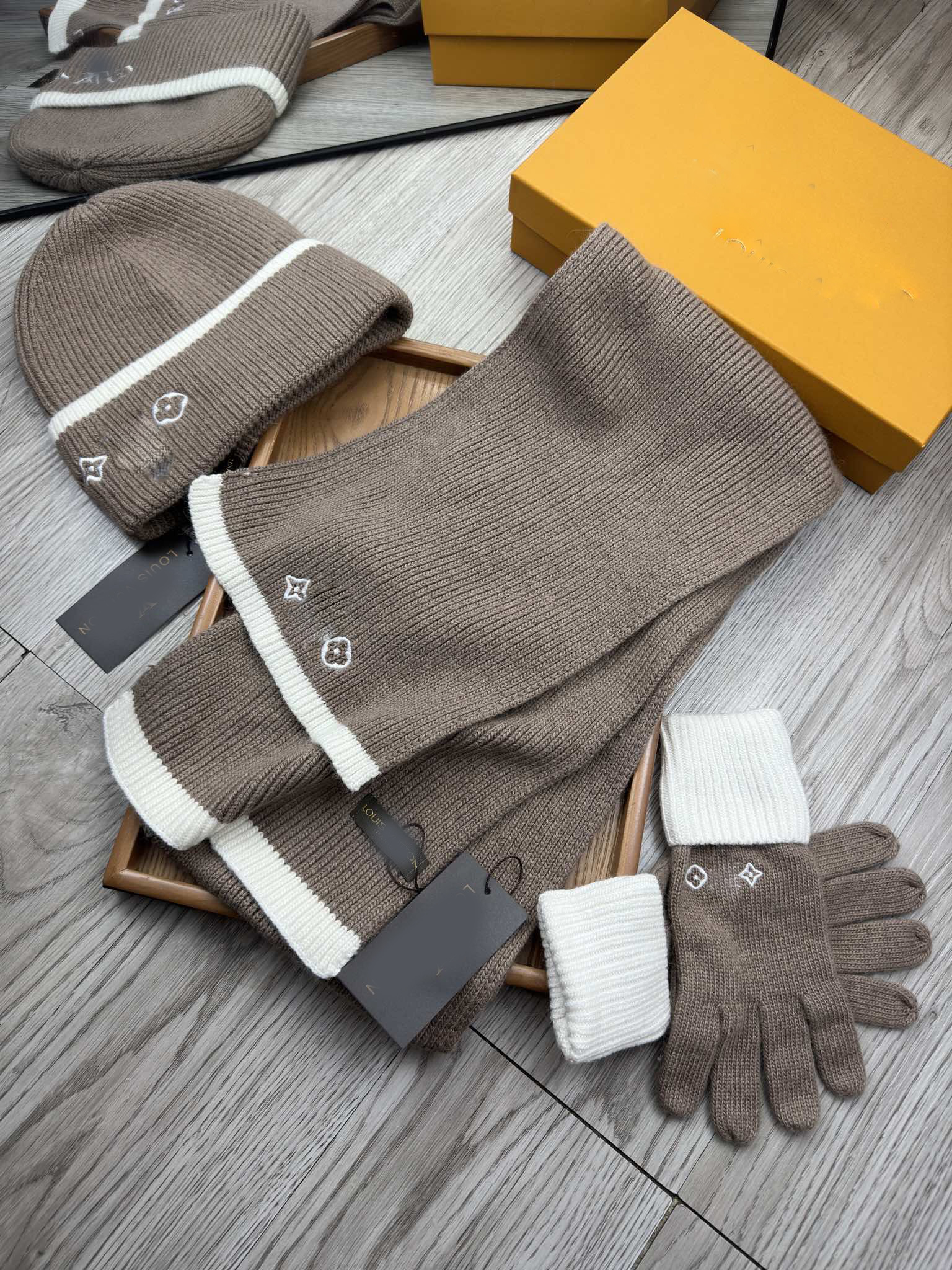 Gants Chapeau Cou Écharpe Ensemble L Femmes Designer Hommes Hiver Épaissie Protection Chaude Chapeaux Tricotés Foulards Mitaines