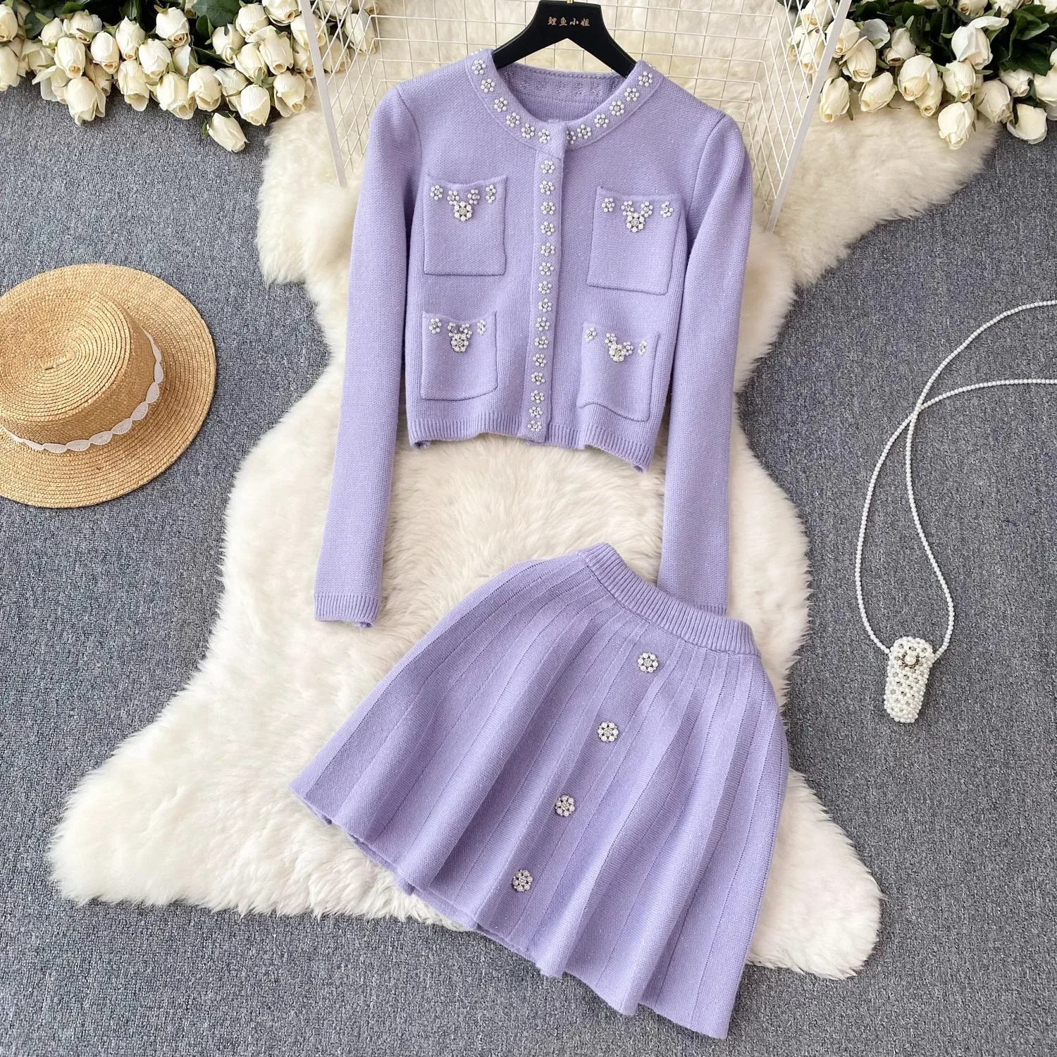 Robe deux pièces Petit parfum perles tricotées deux pièces ensembles boutons de fleurs pour femmes Cardigan brillant pull manteau cristal mini jupe costume 2024