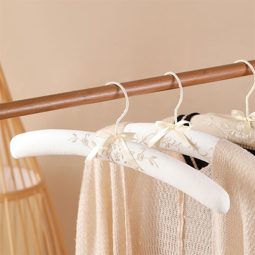 Hangers Rekken Satijnen Bruiloft Hanger Gewatteerd Borduren 5 Stuks 10 Stuks Bruids Volwassen Jas Top Jurk voor Vrouwen Kledingrek Colgador De Rop264w