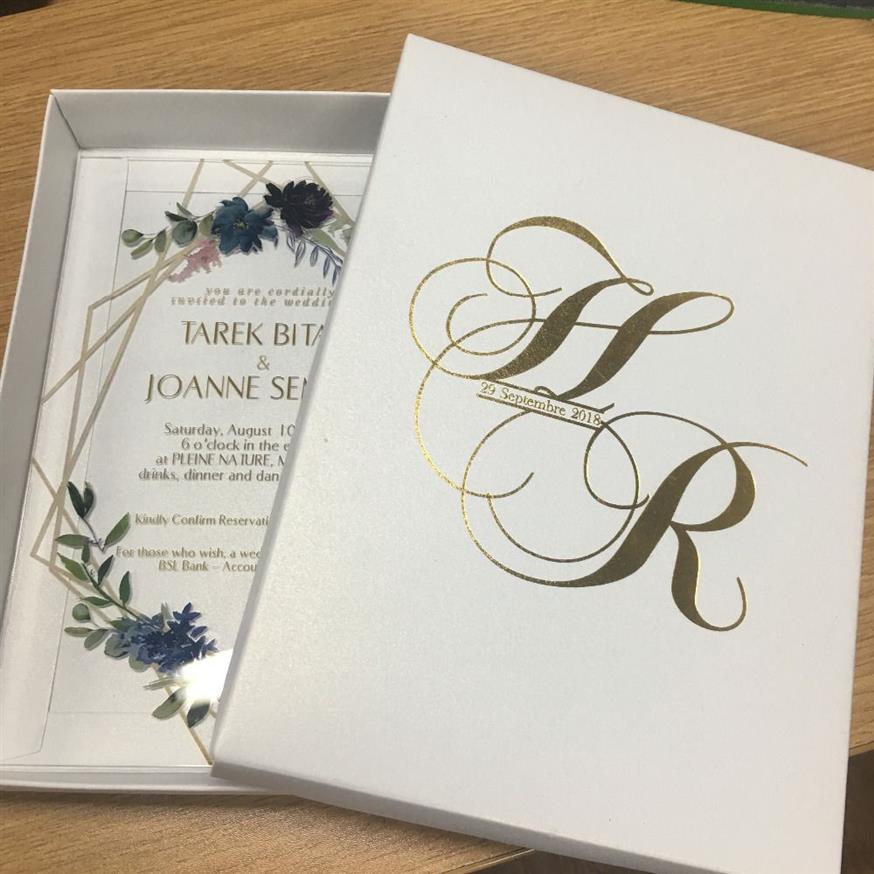 Vends de bonne qualité personnaliser belle fleur acrylique faveur de mariage cartes d'invitation dentelle fantaisie impression invitations pas cher 287p