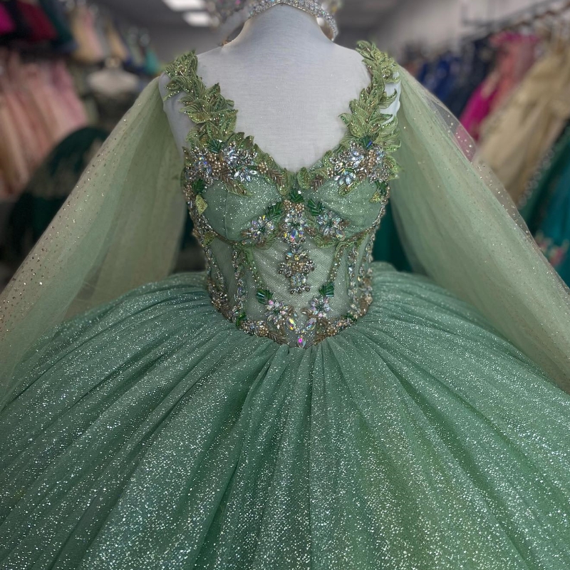 Luxe Sauge Vert Brillant Tulle Robes De Quinceanera Robe De Bal En Dentelle Appliqued Perlée Avec Cape Douce 16 Robe Robes De Quinceanera