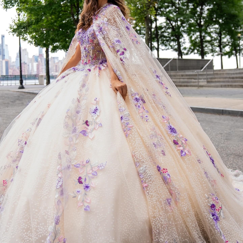 2024 Ivoire Hors De L'épaule Quinceanera Robes Perles Scintillantes Robes De Soirée Formelle Applique Dentelle Avec Cape Robe Robes De 15