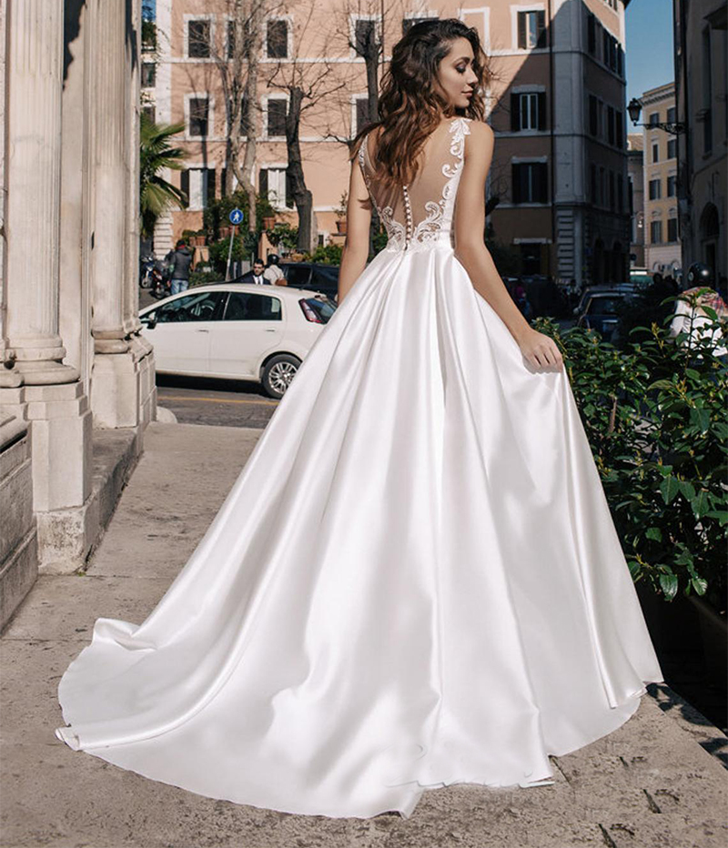 V-Neck Sleeveless Wedding Dresses For Bride Attractive Classic Hollow Satin Covered Button A-Line Sweep Train Applique