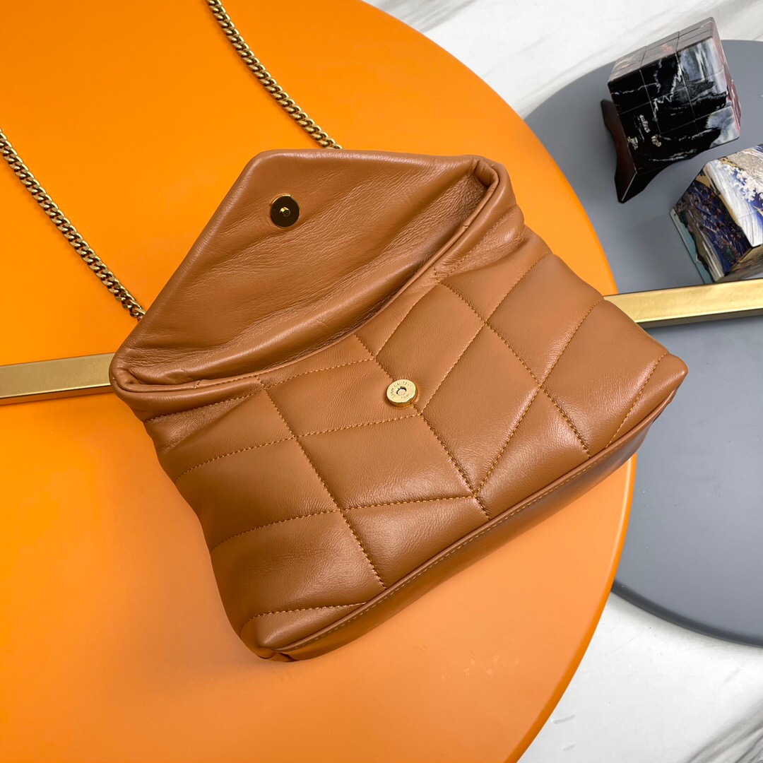 حقيبة Crossbody Mini قادمة! مصنوع من الحملان الإيطالي ، ويحتوي على حقيبة رفرف أمامية ناعمة وحزام كتف قابل للفصل ، مما يجعله حقيبة متعددة الاستخدامات