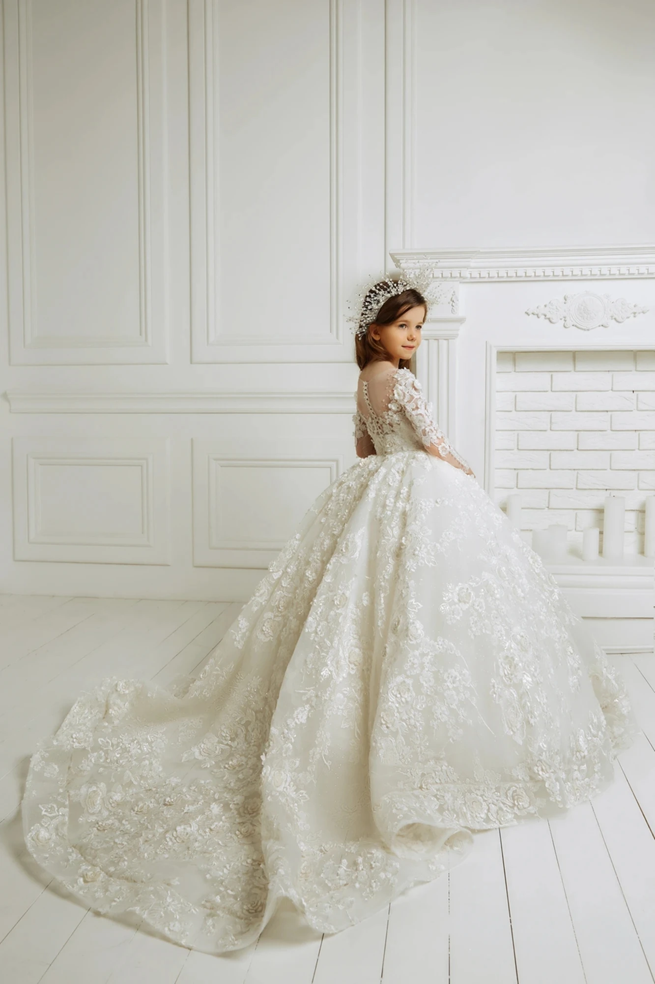 Classy Long Flower Girl Dresses Jewel Neck Full Sleeves with Lace Applique Ball Gown Floor Length Custom Made for Wedding Party