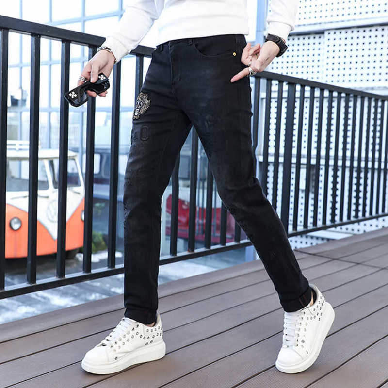 Herenjeans designer jeans herfst en winter met kleine voeten, slim fit, geborduurde lange broek, Europees modemerk Hot Diamond casual broek voor heren K4MC