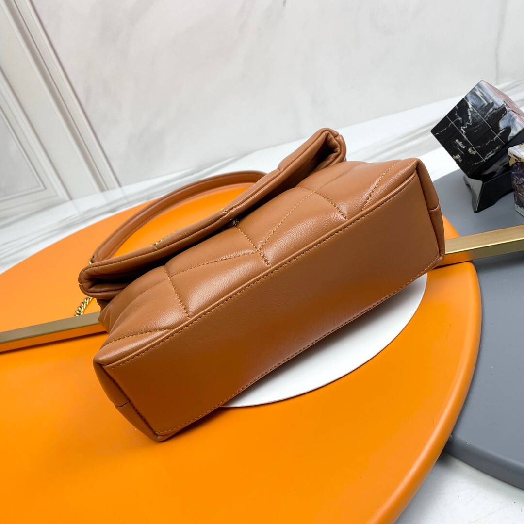 حقيبة Crossbody Mini قادمة! مصنوع من الحملان الإيطالي ، ويحتوي على حقيبة رفرف أمامية ناعمة وحزام كتف قابل للفصل ، مما يجعله حقيبة متعددة الاستخدامات
