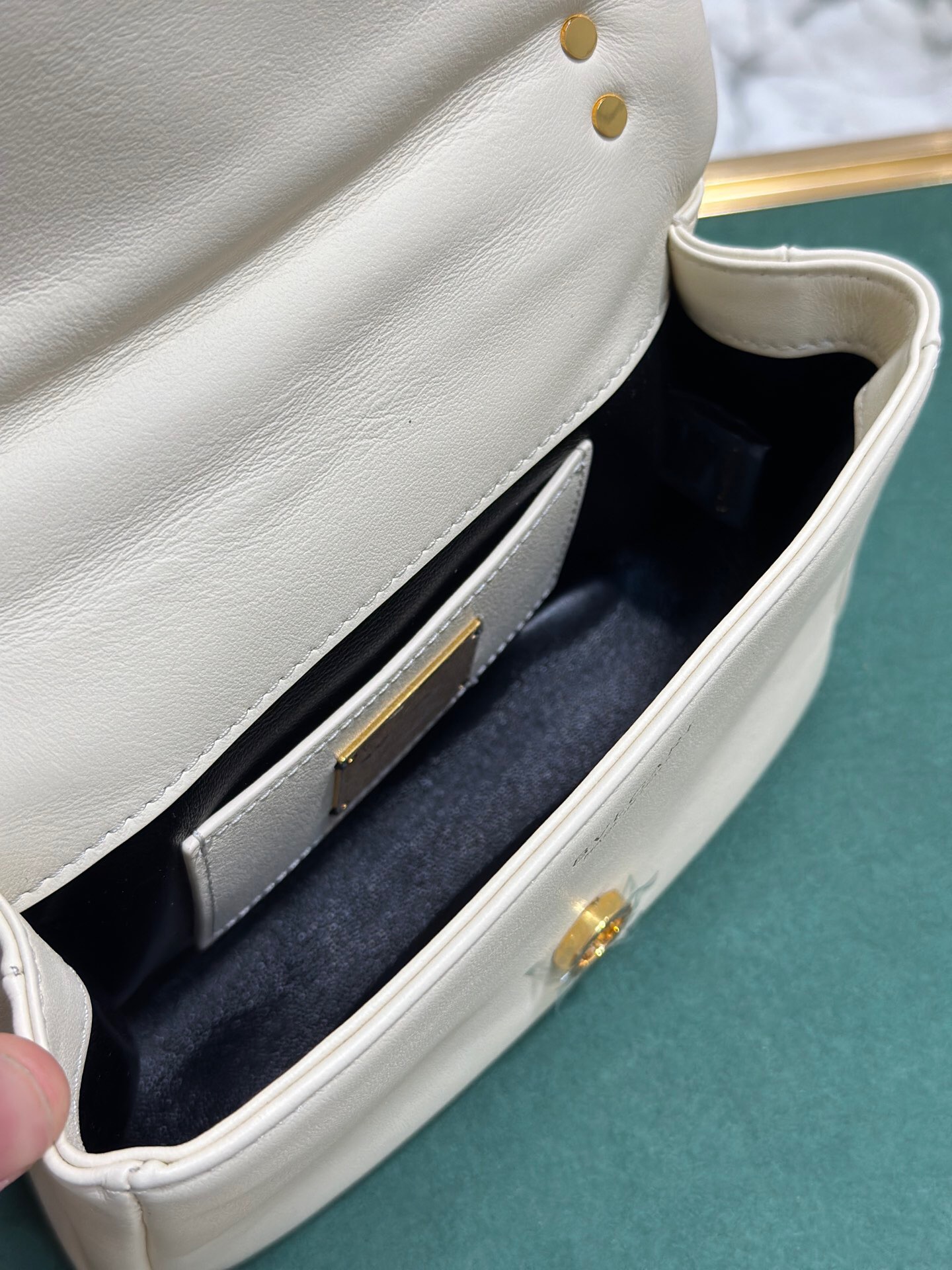حقيبة ميني كروس مع حزام جلدي قابل للتعديل وقابل للإزالة يمكن ارتداؤه كحجة يد أو قابض ، مما يجعله متعدد الاستخدامات لليوم والليل