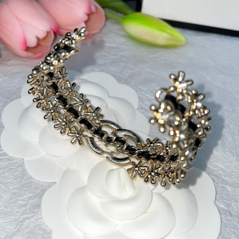Bracelet de marque C Cuff pour Lady 23A Nouveau style Fleurs lisses Bracelet ouvert en cuir 5A Qualité Lettre Fleurs Décoration à la main Cadeau d'anniversaire avec boîte d'origine