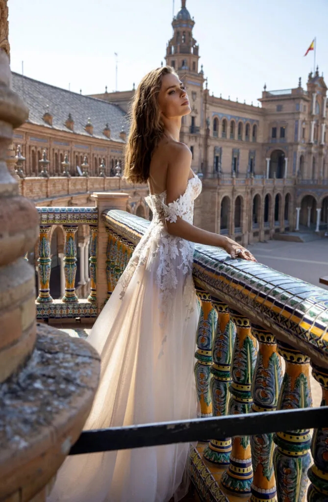 Robes de mariée en dentelle sur l'épaule Applique du côté haut partage des robes nuptiales en ligne A-line ouvr