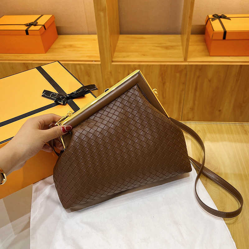 2024 Luxury Winter Fashion Bag Women's Summer New Single Shoulder Popular Woven Clip Fashion Crossbody Handhållen liten fyrkantig väska