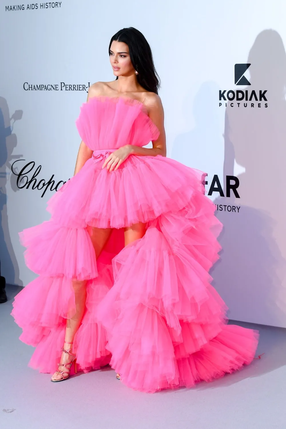 Kendall Jenner Fuchsia Pink High Low Ballkleider Trägerloses, abgestuftes Tüll-Abend-Promi-Kleid, luxuriöses, bauschiges, langes Festzugskleid für Frauen