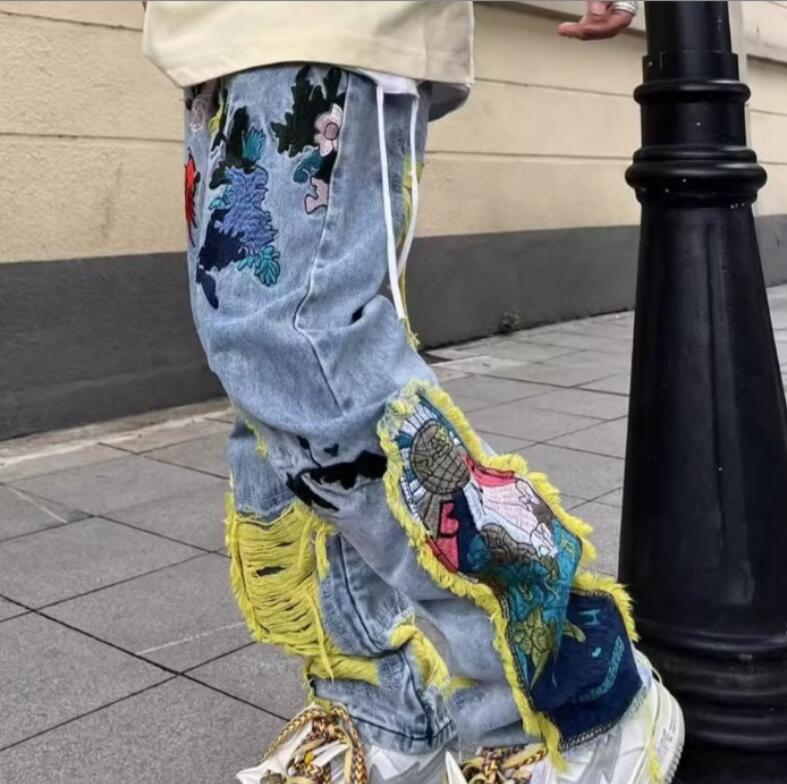 新しいメンズジーンズの絵画刺繍パッチデニムは男性のためにリッピングされたストリートウェアを洗浄