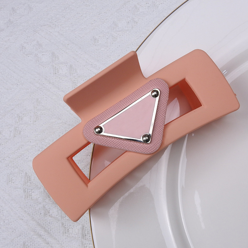 Luxury Designer Fashion Hair Clips Claws Barrettes Brand Inverted Triangle Letter Clip Plugs For Women Hair Accessories High Quality