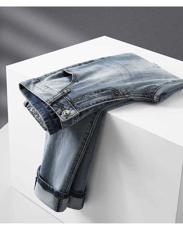 Herren-Jeans, Designer-Jeans, helle Distressed-Jeans für Männer mit schmaler Passform und kleinen Füßen, vielseitige Hosen mit trendigen Stickereien, modische, hübsche Hosen im Slim-Fit-Stil