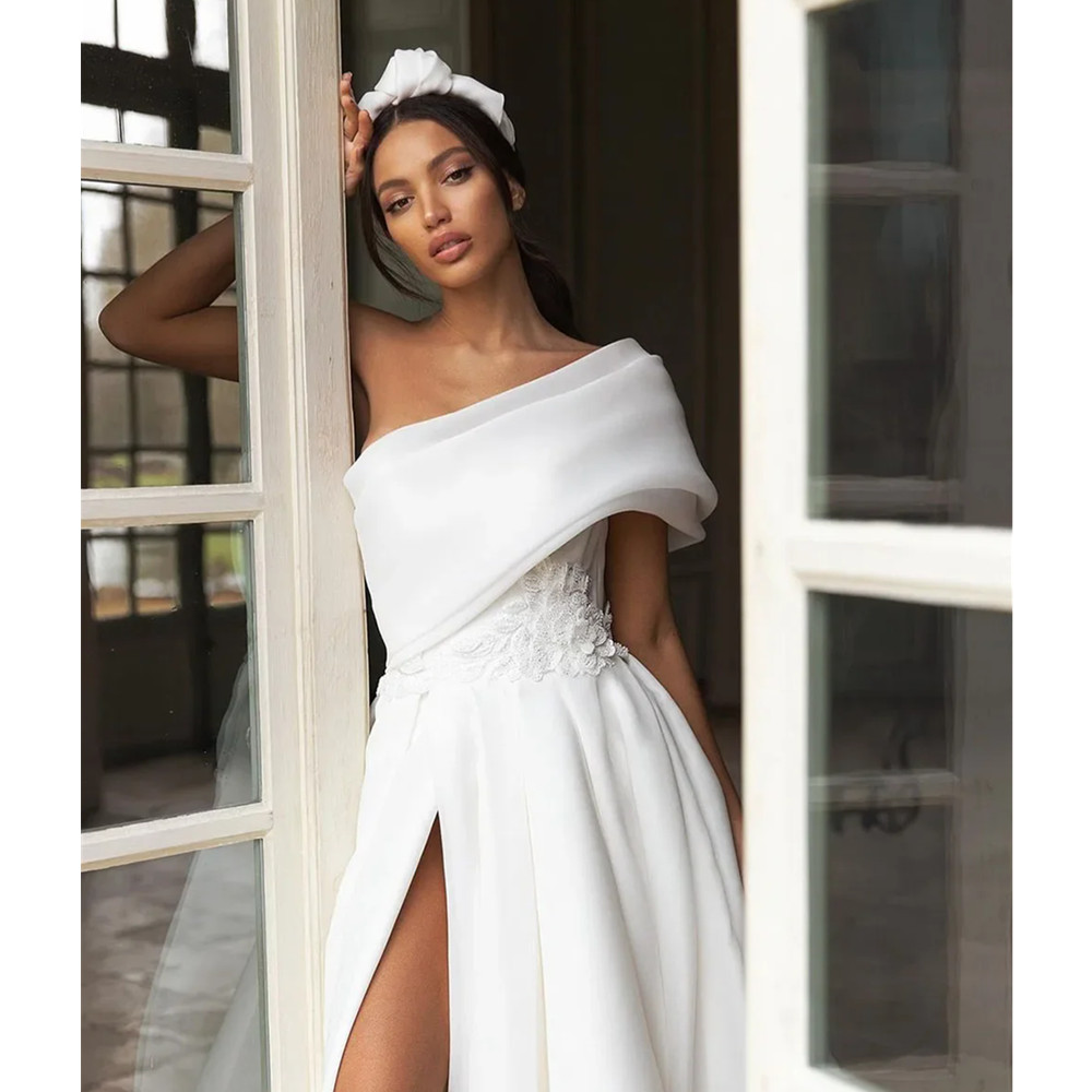 Elegant white Bohemian Slit wedding gown A-line skirt Lace applique single shoulder sleeveless bridal gown with large bow