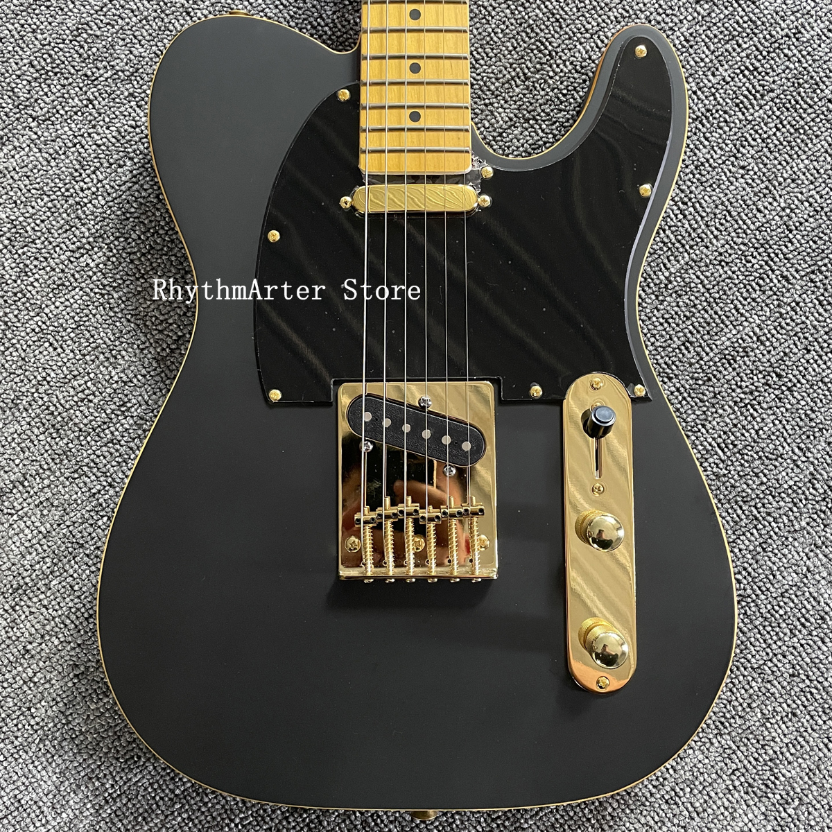 Guitarra eléctrica negra mate personalizada, encuadernación amarilla, puente trémolo Floyd Rose, diapasón amarillo Vintage, incrustaciones de puntos, golpeador negro