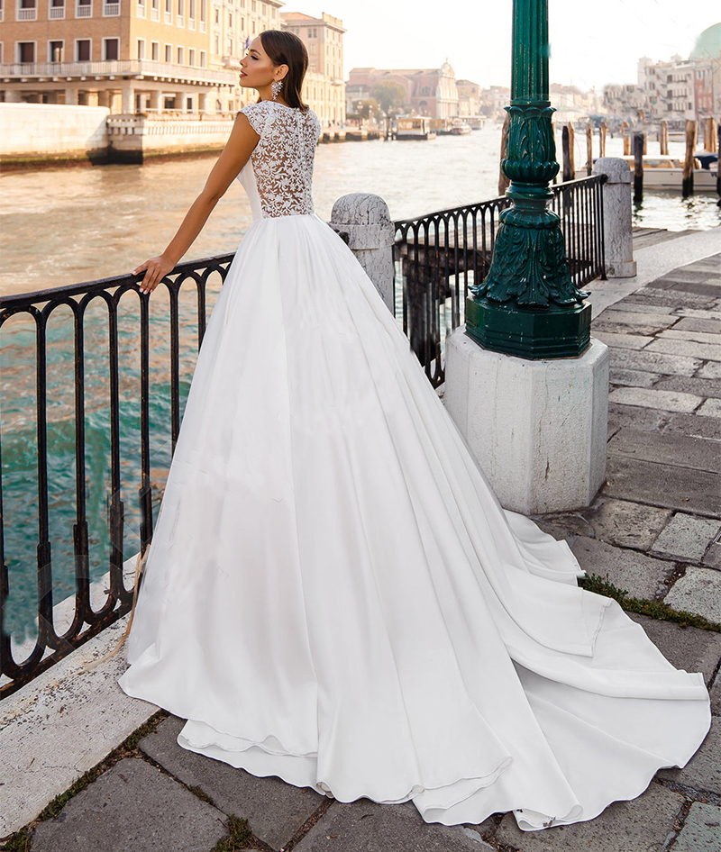 Robe de mariée trapèze en Satin pour mariée, bijou tendance, épaules dénudées, boutons recouverts de creux, avec des appliques classiques en dentelle, traîne de balayage