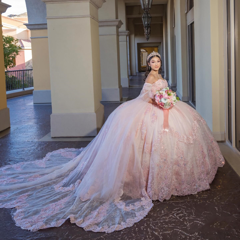 ピンクのプリンセスボールガウンQuinceanera Dresses 2024 Appliques Lace with Cape Sweetheart Sopecinded Vestidos de 15 Anos