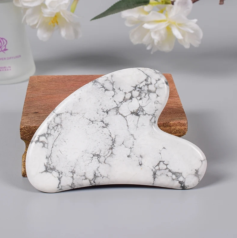 Strumenti Guasha di giada a forma di cuore Massaggio viso Pietra bianca naturale di howlite Gua Sha Collo facciale Bellezza Agopuntura Raschietto Assistenza sanitaria