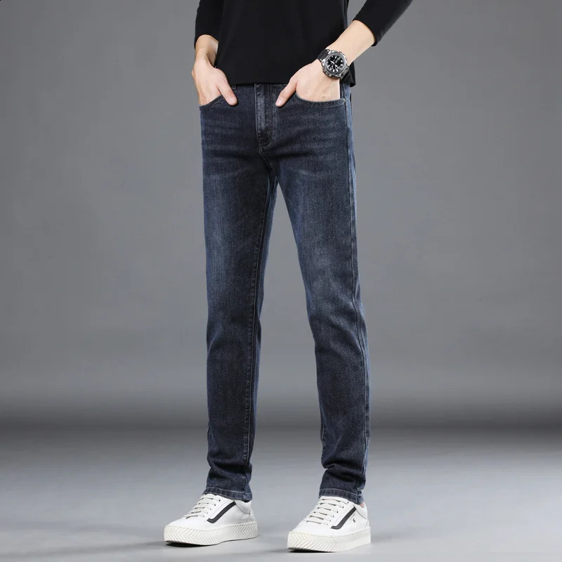 Jeans voor heren 2024 Heren Rechte dunne elastische middentaille Ademende broek Dagelijks gebruik Zakken Denim Effen kleur Lange broek Mannelijke kleding 231214