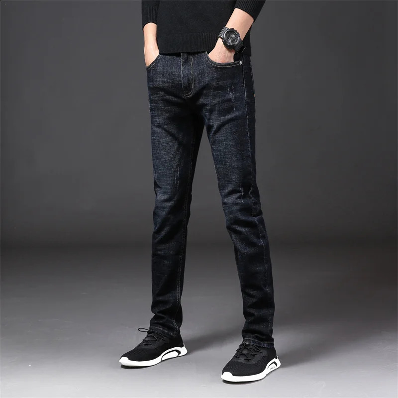 بنطلون جينز للرجال 2024 ربيع الخريف العلامة التجارية المستقيمة Micro Micro Plate Classic Pants Simplicity Streetwear Male Denim Prouters 231214