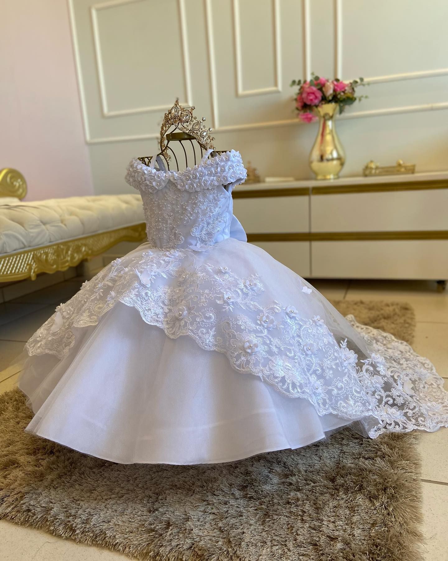 2023 Lovely White Flower Girls Dresses For Weddings Off Shoulder Short Sleeves Crystal Beads Pearls Princess Kids Birthday Girl Pageant Gowns With Bow Sweep Train