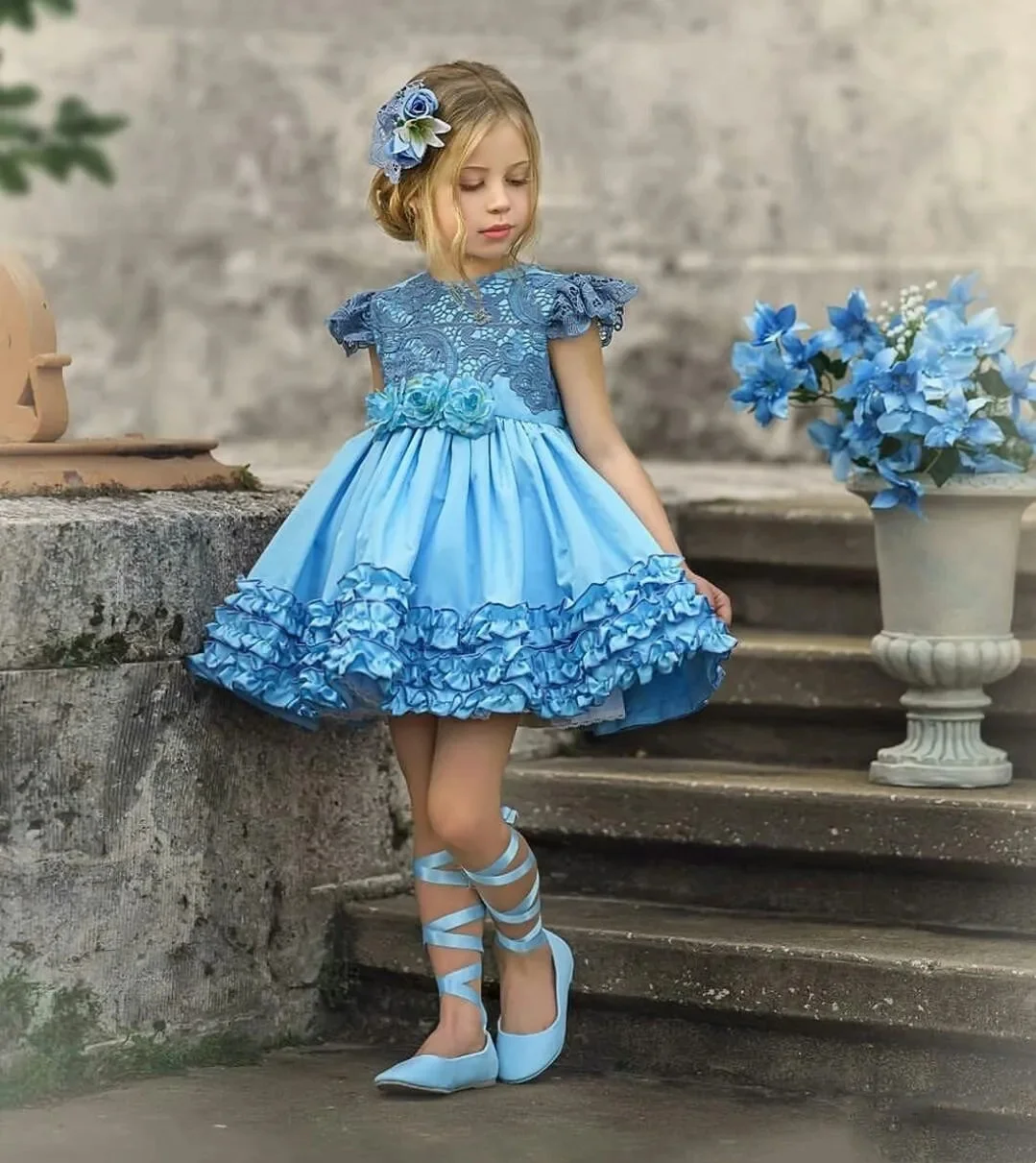 Vintage Blue Flower Girl Sukienki Żydowska Satynowa bez rękawów koronkowa aplikacja z ręcznie robionymi kwiatami suknia balowa marszona kolano na zamówienie na przyjęcie weselne