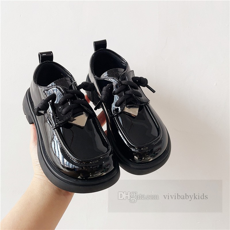 Designer barn plattskor barnmetaller brev triangel märkning pu läder skor 2024 fjäder flickor bekväm mjuk botten sko z6057