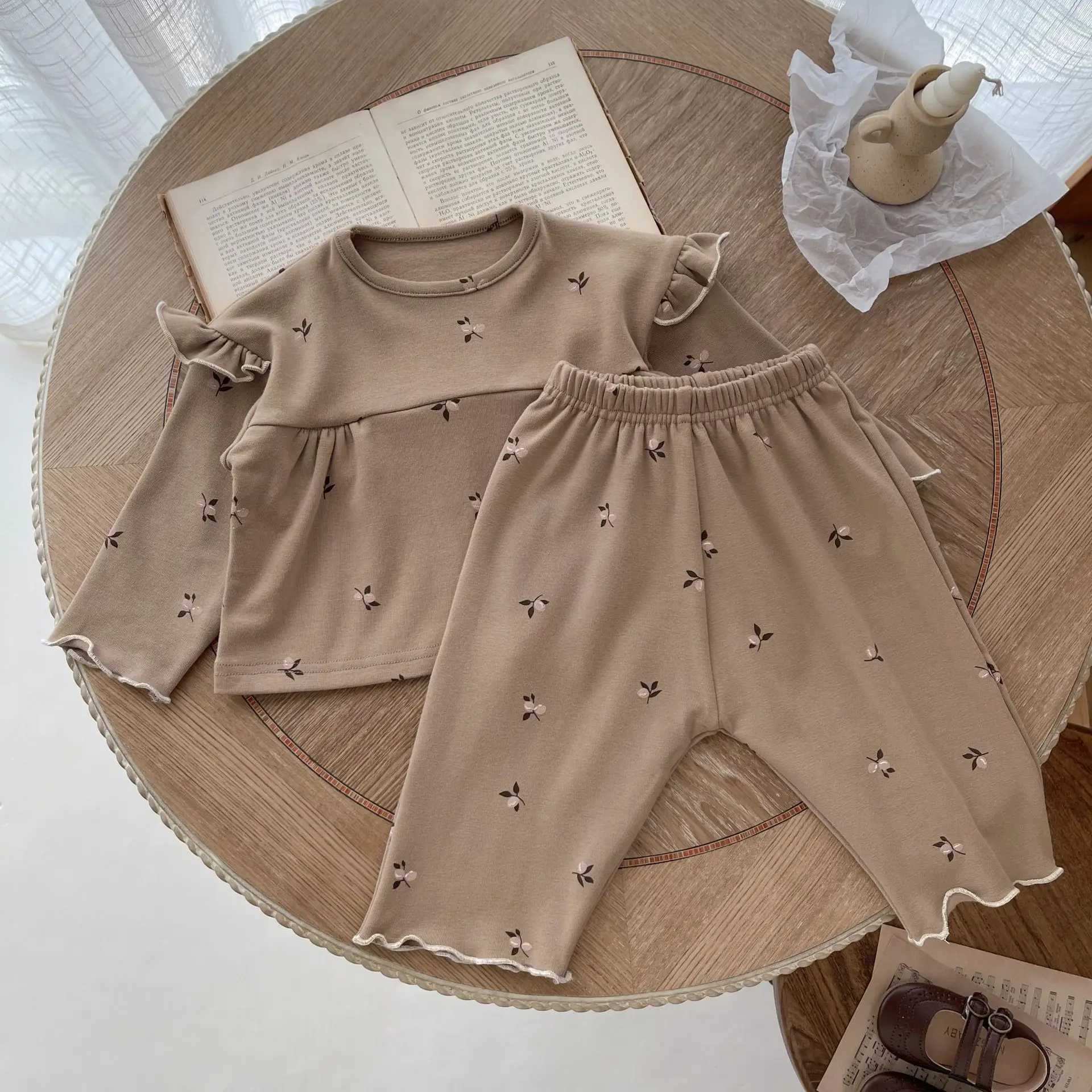 Kläderuppsättningar 7514 Baby Girl's Clothing Set Home Suit 2023 Autumn New Cherry Flower Flying Sleeves Top+Pants Sweet Girl's Two Piece Suit R231215