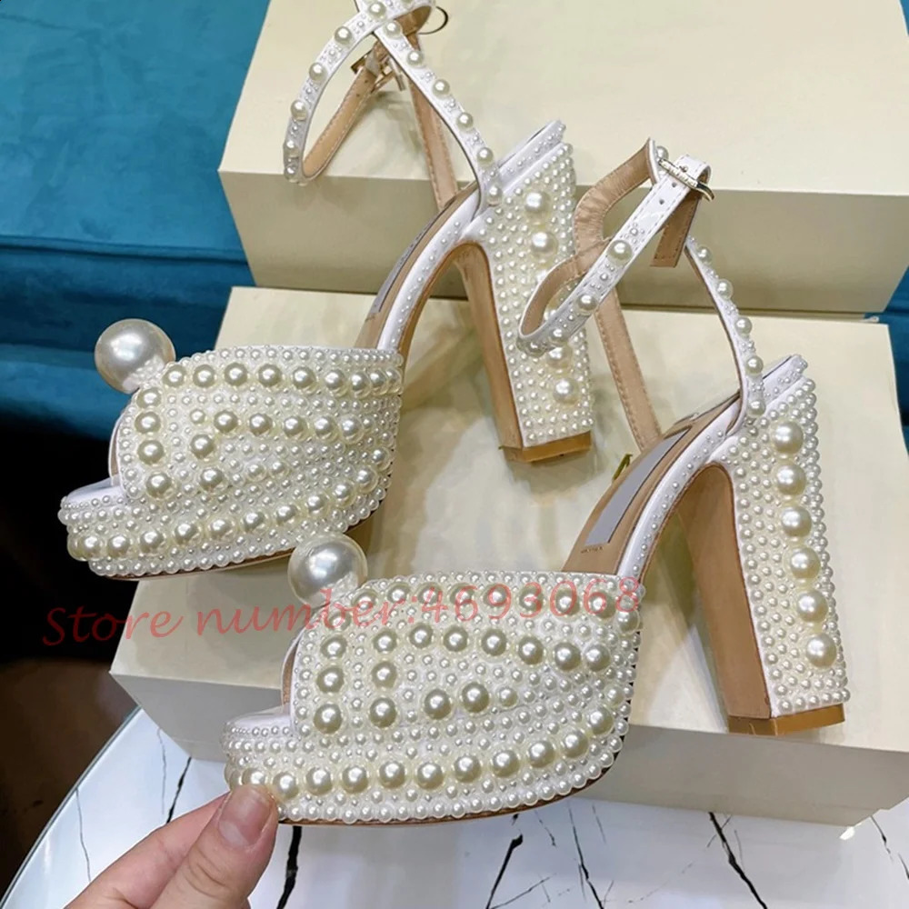 Scarpe eleganti Piattaforma di perle Tacchi da sposa Sandalo Peep Toe Sandali da sposa bianchi Blocco Festa di lusso Elegante sera estiva 231214