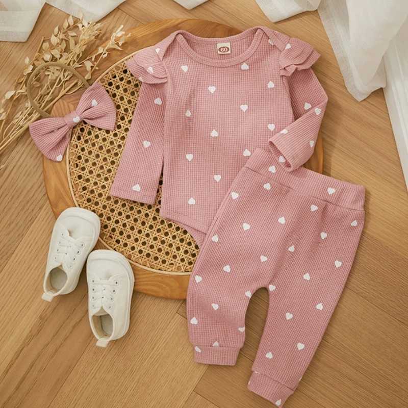 Conjuntos de roupas Cute Heart Print Bebê Meninas Roupas Conjunto Criança Primavera Outono Outfits Manga Longa Romper + Calça + Faixa de Cabeça Conjunto Ternos Infantis R231215