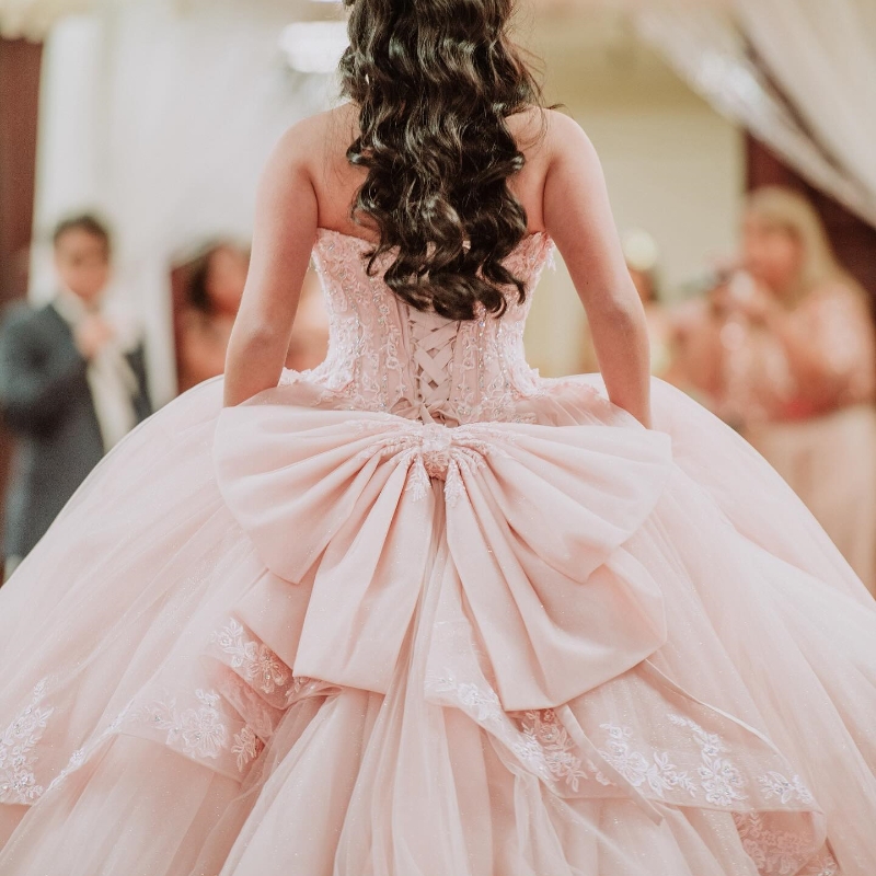 Mexikanisches rosa schulterfreies Ballkleid Quinceanera-Kleid 2024 Perlen-Spitze-Applikationen Geburtstagskleider Süßes 16-Kleid mit Schnürung