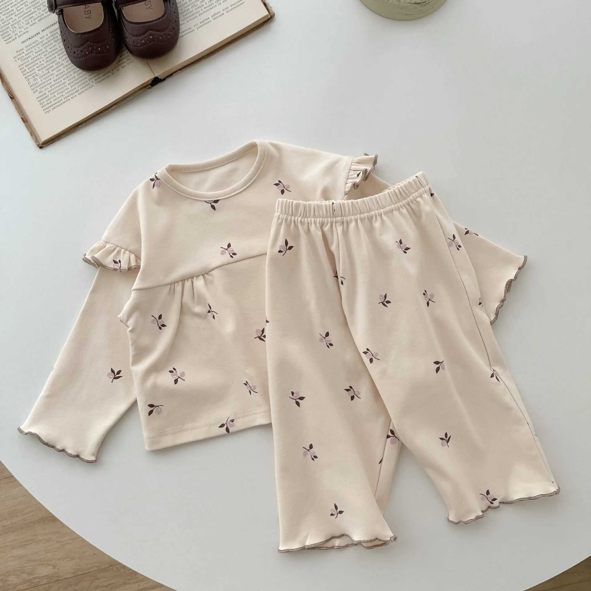 Kläderuppsättningar 7514 Baby Girl's Clothing Set Home Suit 2023 Autumn New Cherry Flower Flying Sleeves Top+Pants Sweet Girl's Two Piece Suit R231215