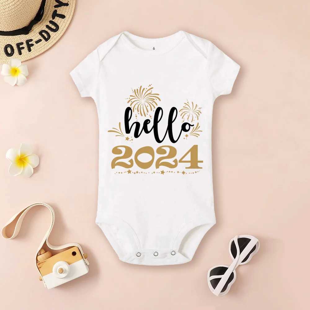 Rompers Baby Bodysuit Hello2024 Inant Romper新しい年のベビーギフト幼児短袖ジャンプスーツボーイズガールズ服newbron Showerspresentl231114