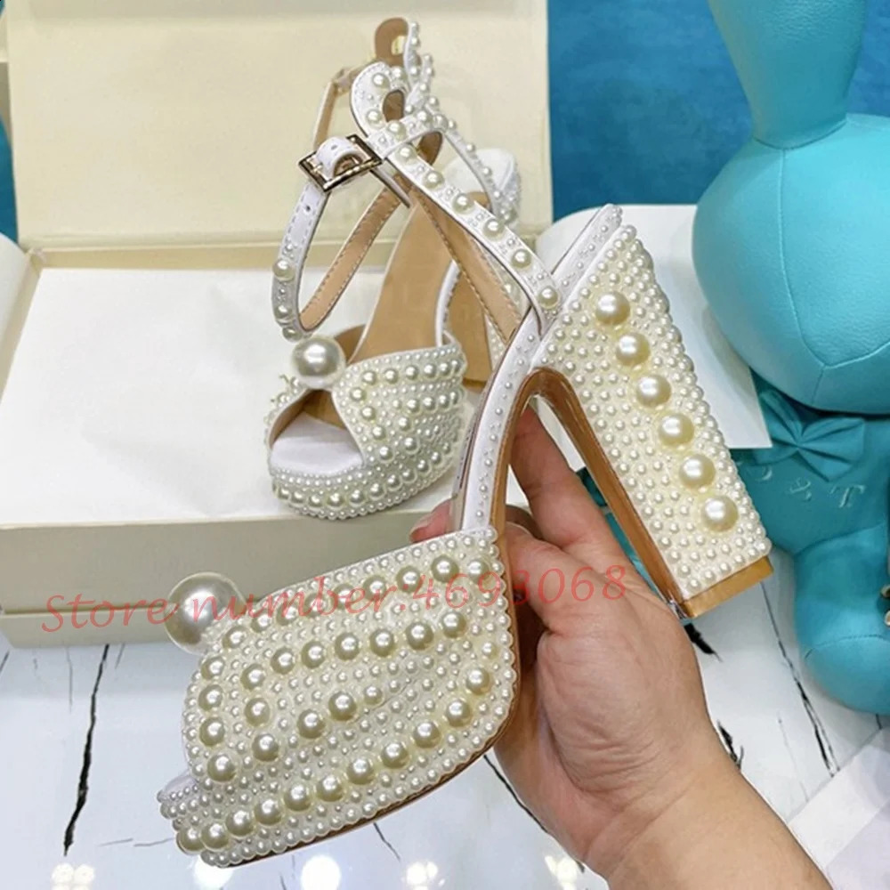 Scarpe eleganti Piattaforma di perle Tacchi da sposa Sandalo Peep Toe Sandali da sposa bianchi Blocco Festa di lusso Elegante sera estiva 231214