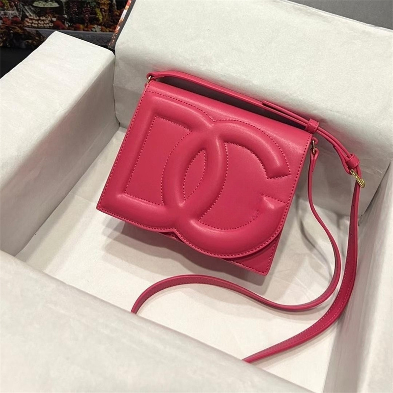 Napoli zomercollectie: chique gewatteerde schoudertas met logo in reliëf - minimalistische mode, trendy crossbody voor trendy dames