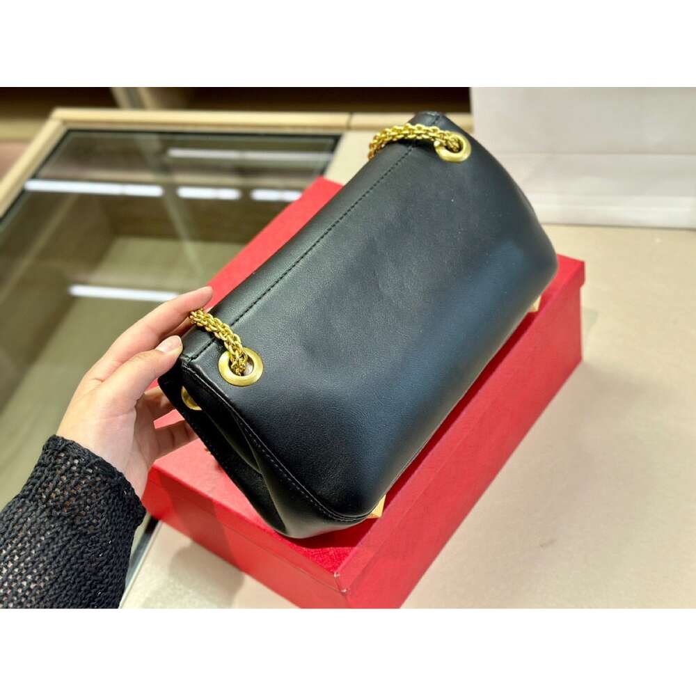 Designer 2024 Crossbody Handheld Fashion One Enveloppe Nouveau sac Saclage Spring / Summer Sacs Riveted Metal Shoulder V-Chain Valenn Ivvt