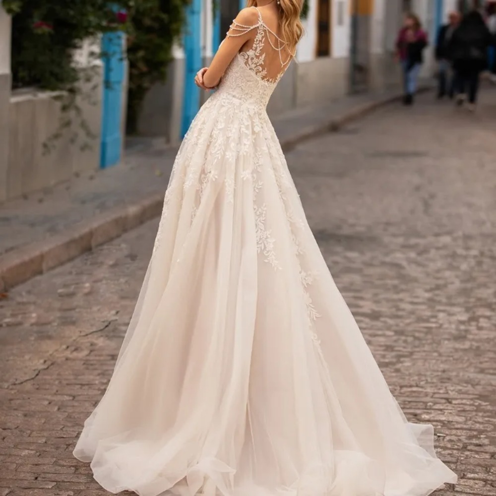 Zachęcona Brykta 2024 Romantyczna szafka na szyję bez pleców suknie ślubne Białe luksusowe aplikacje koralików koronkowe rękawe A-line księżniczka ślubna suknia ślubna