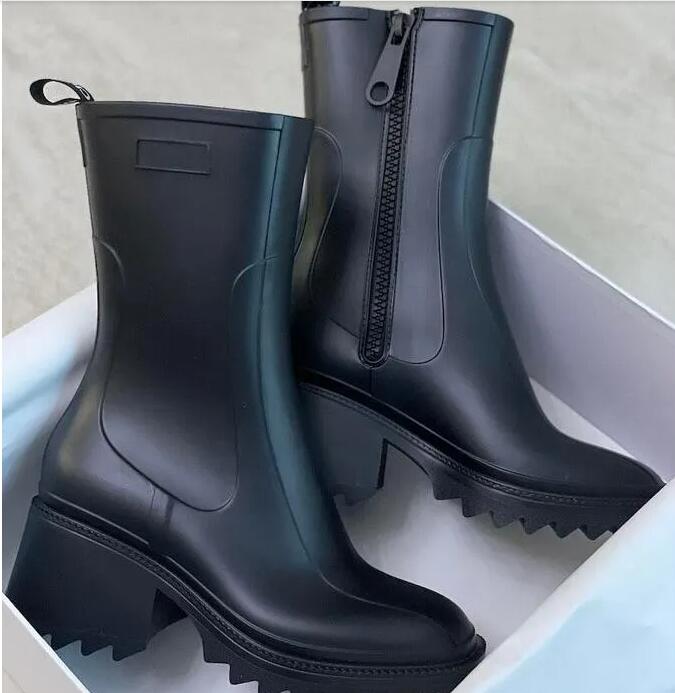 6003 Luxurys Designer Damen Regenstiefel England Stil Wasserdicht Gummistiefel PVC Wasser Regen Schuh Reißverschluss Vintage Quadratische Kopfschuhe Mode Kniehohe Martin Stiefel