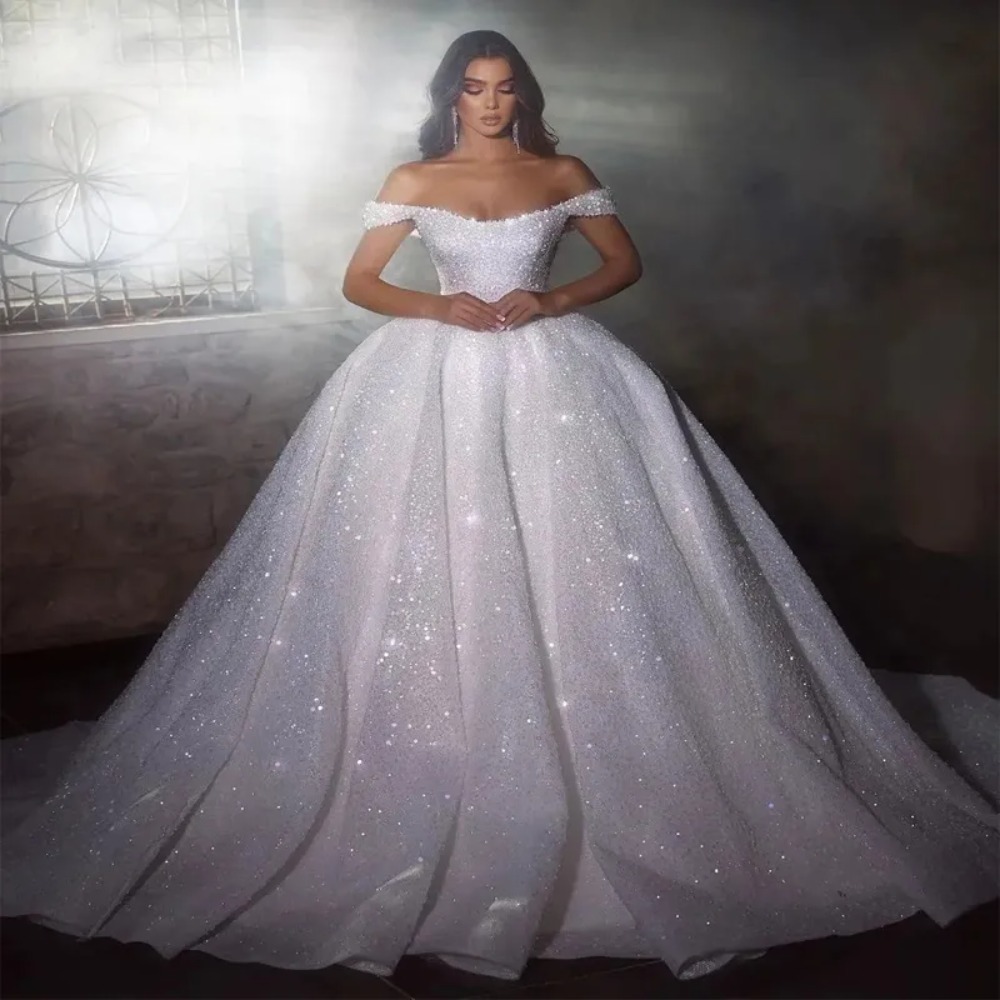 Atemberaubendes 2024 Charmantes, glänzendes, sexy, trägerloses, schnürbares Ballkleid, glänzendes Hochzeitskleid, luxuriöses, schulterfreies Prinzessin-Brautkleid mit Perlenstickerei