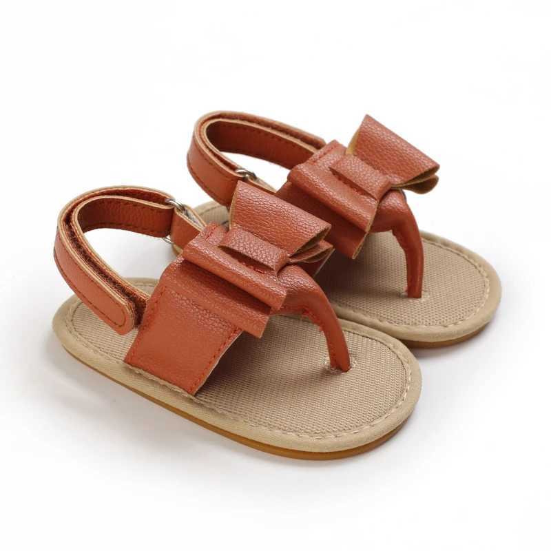 Sandales 2023 Été Nouvelles sandales pour les bébés filles décoration d'arc marron anti-glisser semelles doux chaussures plates pu premier walker nouveau-né 0-18ml240429