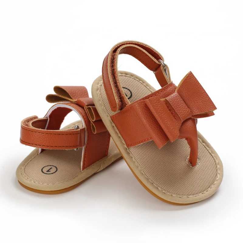 Sandales 2023 Été Nouvelles sandales pour les bébés filles décoration d'arc marron anti-glisser semelles doux chaussures plates pu premier walker nouveau-né 0-18ml240429