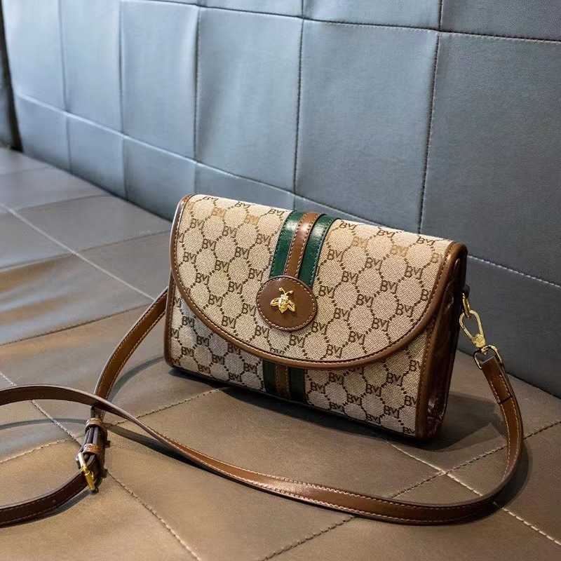 2024 새로운 디자이너 여성 크로스 바디 어깨 인기있는 네트워크 레드 작은 패션 다목적 봉투 크로스 바디 여성 가방 가방