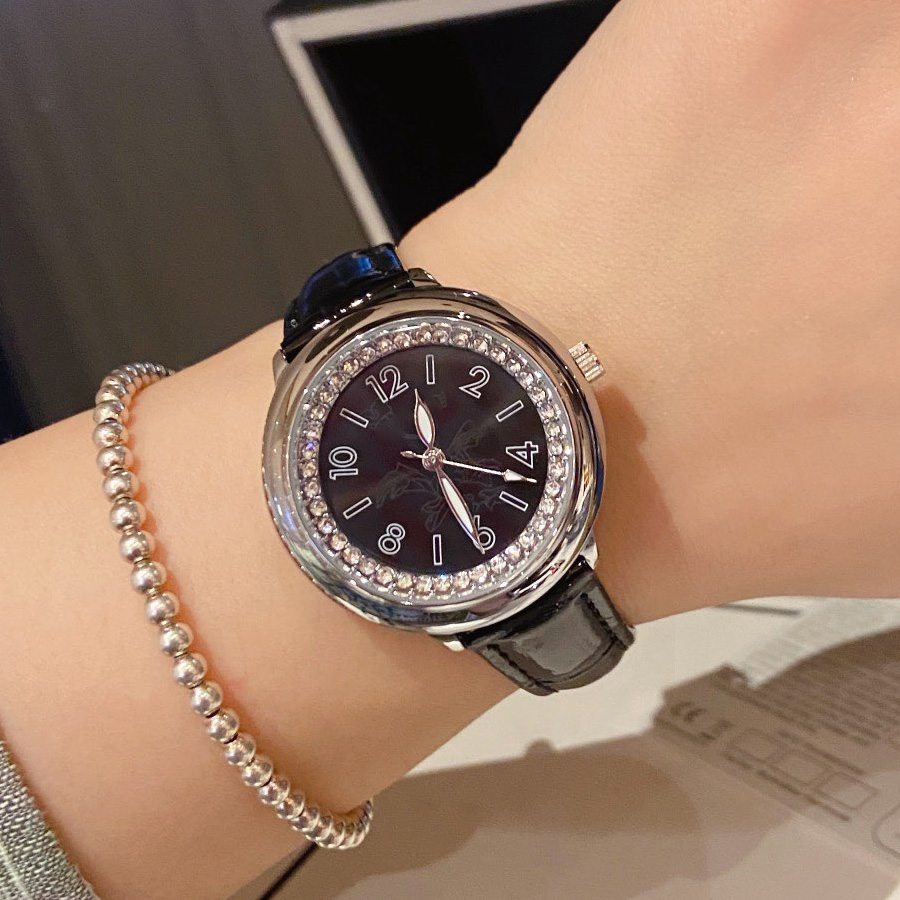 Fashion Full Brand Wrist Watches Women Girl Diamond Flower Dial Strap en cuir Luxury Luxury avec un logo horloge cha 87