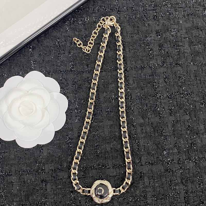 Bijoux de créateurs Collier camélia en cuir noir Marque française Classique luxe Double lettre Twists Bouton Pendentif Femmes Charme Colliers Soeur Mode Cadeau