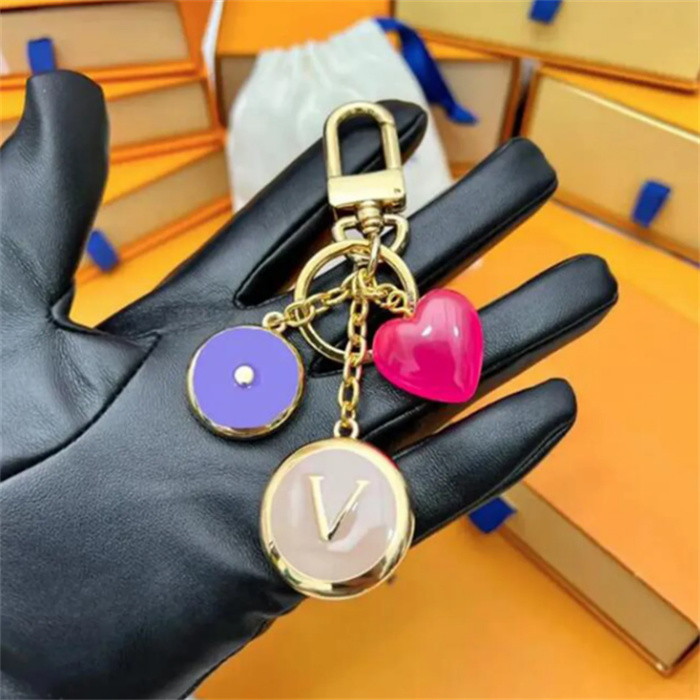 Modedesigner nyckelringar klassisk charm hjärtformade nyckelkedja mode hängen nyckelning mode dekoration nyckelkedjan telefon väska hängande spänne bil nyckelring