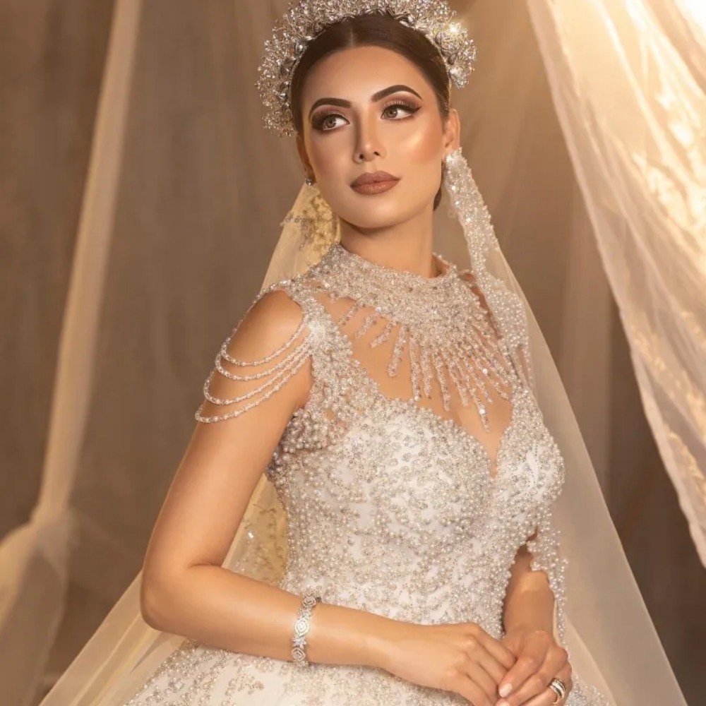 Stunningbride 2024 Splendido ricamo pizzo corte strascico abito da sposa abito da sposa di lusso perline di cristallo collo alto senza maniche principessa abito da sposa